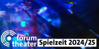 Überschrift: Spielzeit-2024-25-Forum-Theater-Stuttgart Logo Theater im Hintergrund ein buntes Unterwasserfoto, das aussieht wie ein abstraktes Gemälde mit verschieden in sich verschwommenen Blautönen, die in ein Schwarz münden
